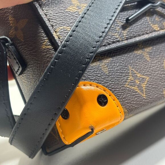 Louis Vuitton Wearable Wallet - Picture 6 of 11